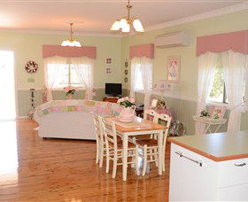 Milford Country Cottages - Tourism Canberra 3