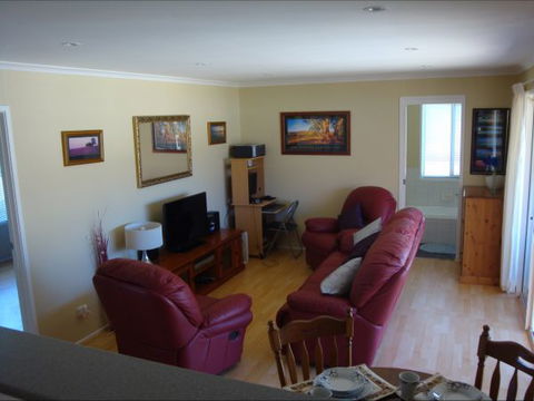 Christies Cottage For Holidays And Relocations. - Tourism Canberra 24