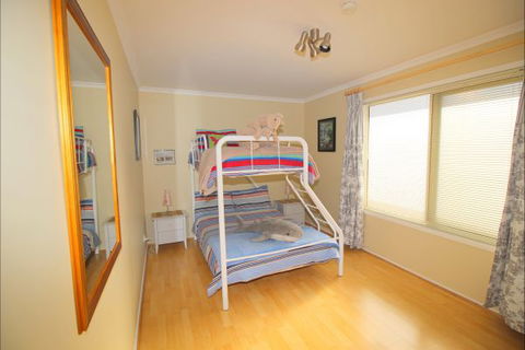 Christies Cottage For Holidays And Relocations. - Tourism Canberra 26