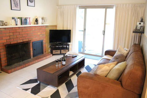 Mackey's Peak Villas - Tourism Canberra 1