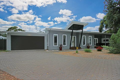 Poolside - Tourism Canberra 0