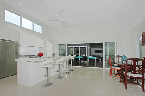 Poolside - Tourism Canberra 3