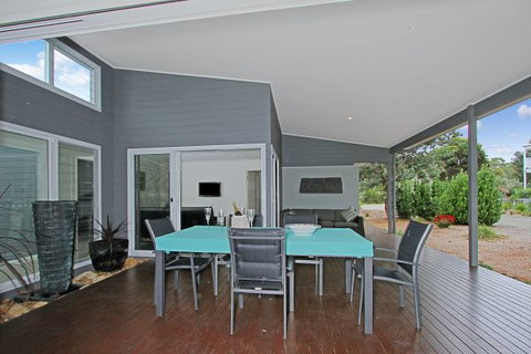 Poolside - Tourism Canberra 4