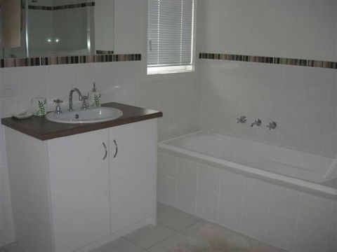 Annies Beach House - Tourism Canberra 4