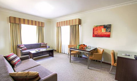 Governor Macquarie Motor Inn - Tourism Canberra 1