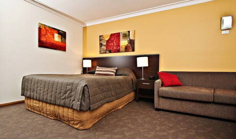 Governor Macquarie Motor Inn - Tourism Canberra 3