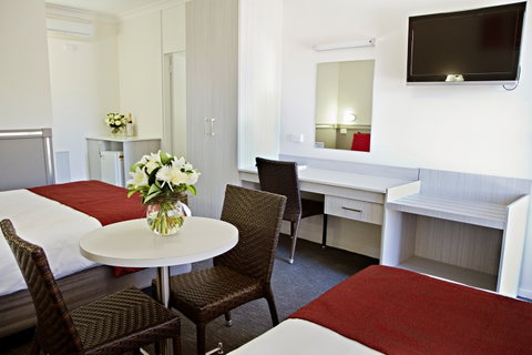 Governor Macquarie Motor Inn - Tourism Canberra 5