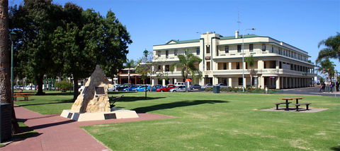Renmark Hotel/Motel & Function Centre - Tourism Canberra 8