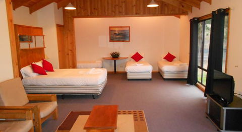 Eastcoast Central Watersedge Resort - Tourism Canberra 1