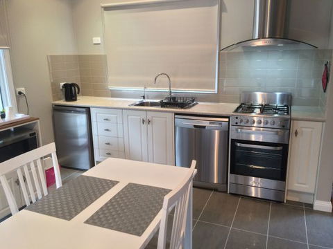 High Peaks Cottages - Tourism Canberra 2