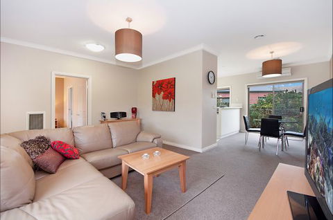 Hamilton Accommodation - Tourism Canberra 1