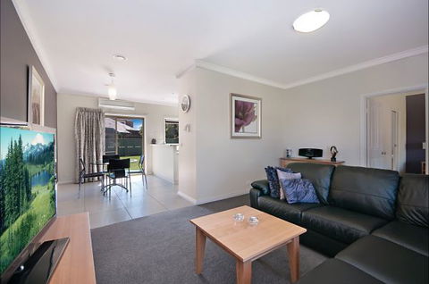 Hamilton Accommodation - Tourism Canberra 3