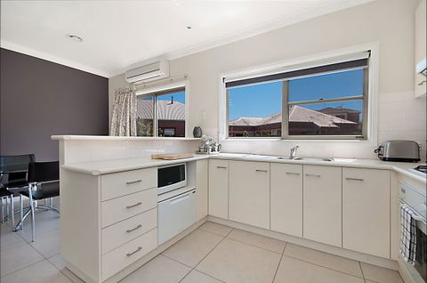 Hamilton Accommodation - Tourism Canberra 4