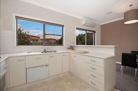 Hamilton Accommodation - Tourism Canberra 5