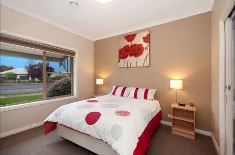 Hamilton Accommodation - Tourism Canberra 7