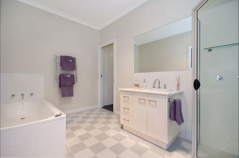 Hamilton Accommodation - Tourism Canberra 8
