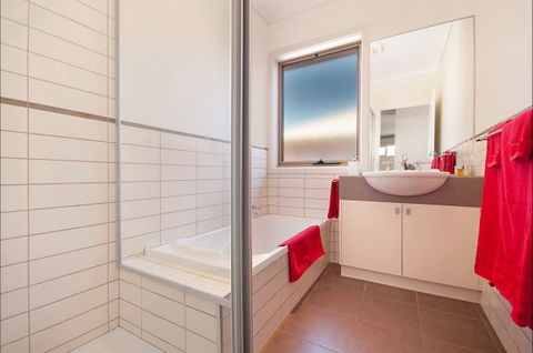 Hamilton Accommodation - Tourism Canberra 9