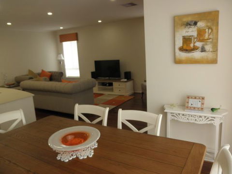 C&C's Bed And Breakfast - Tourism Canberra 8