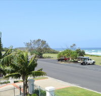 Breakers 1 / 5 at Yamba - Tourism Canberra