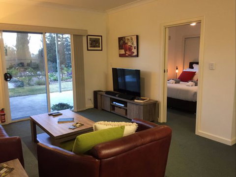 Lyreen's Apartment Bed And Breakfast - Tourism Canberra 6