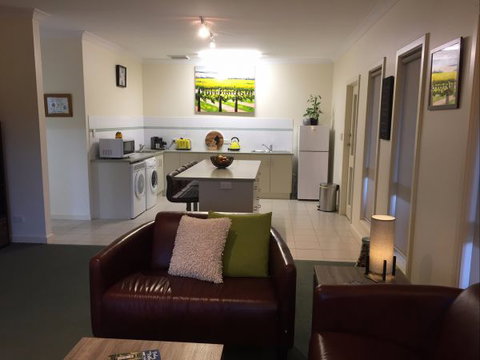 Lyreen's Apartment Bed And Breakfast - Tourism Canberra 7