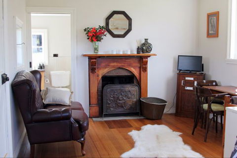Wines For Joanie Cottage - Tourism Canberra 4