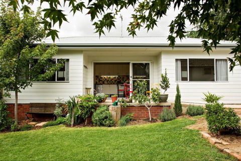 Young Garden Retreat - Tourism Canberra 0