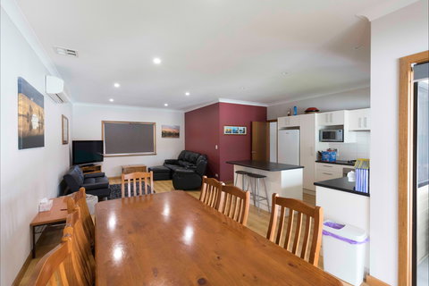 192 Page Drive Blanchetown -River Shack Rentals - Tourism Canberra 4