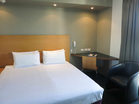 Arts Hotel Sydney - Tourism Canberra 1