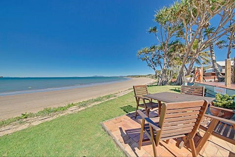 Beachfront Zilzie Holiday Home And Cottage - Tourism Canberra 0