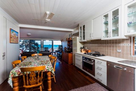 Beachfront Zilzie Holiday Home And Cottage - Tourism Canberra 5