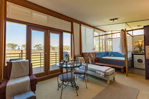 Bettenay's Lakeside Chalets And Luxury Spa Apartment - Tourism Canberra 2