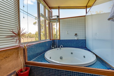 Bettenay's Lakeside Chalets And Luxury Spa Apartment - Tourism Canberra 3
