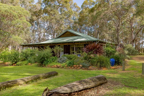 Bettenay's Lakeside Chalets And Luxury Spa Apartment - Tourism Canberra 4