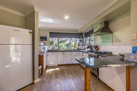 Bettenay's Lakeside Chalets And Luxury Spa Apartment - Tourism Canberra 5