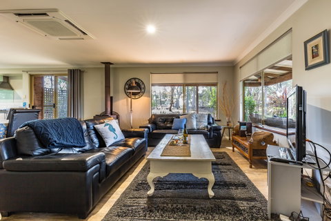 Bettenay's Lakeside Chalets And Luxury Spa Apartment - Tourism Canberra 6