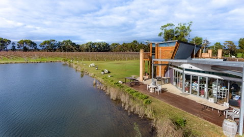 Bettenay's Lakeside Chalets And Luxury Spa Apartment - Tourism Canberra 7