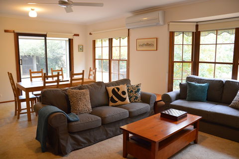 Bright River Cottage - Tourism Canberra 1