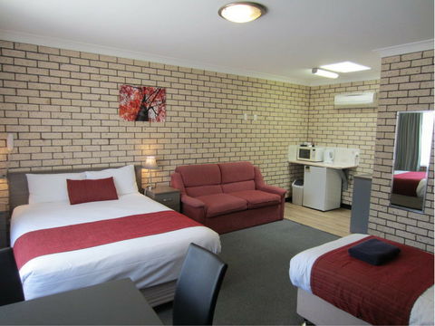 Cowra Crest Motel - Tourism Canberra 0