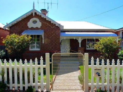 Robina: Bathurst Self Contained Accommodation - Tourism Canberra 0