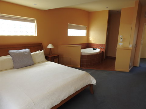 Waves Luxury Suites - Tourism Canberra 0