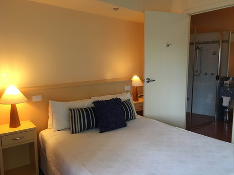 Waves Luxury Suites - Tourism Canberra 3