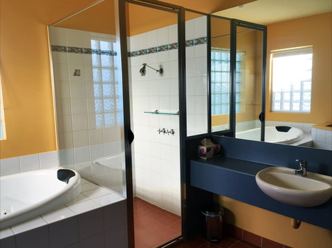 Waves Luxury Suites - Tourism Canberra 4