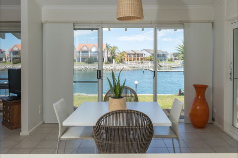 Bay Room Getaway - Tourism Canberra 0
