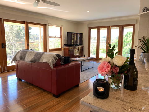 Hahndorf Luxury Lodge - Tourism Canberra 0
