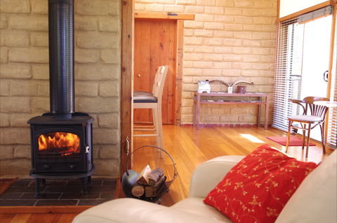 Lyrebird Cottages - Tourism Canberra 0