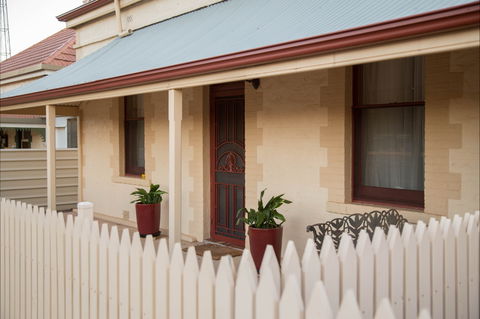 McKinley's Rest - Tourism Canberra 0