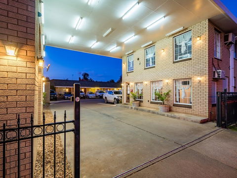 Motel Mandalay - Tourism Canberra 1