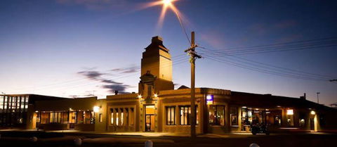 The Central Hotel Motel Lakes Entrance - Tourism Canberra 0
