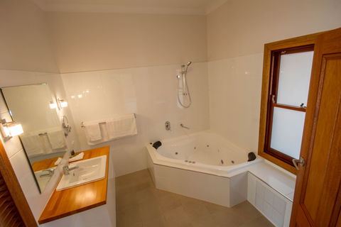 Adelaide Hills, Birdwood Motel - Tourism Canberra 1